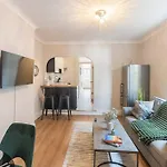 Cosy And Modern Entire Home In London