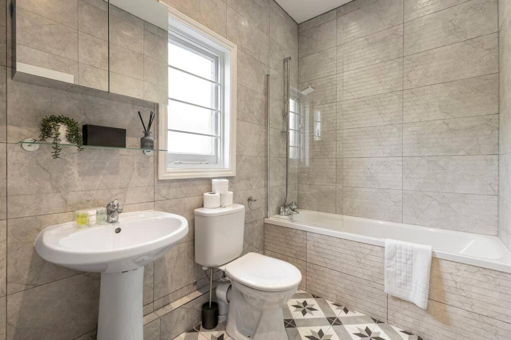 Cosy And Modern Entire In
